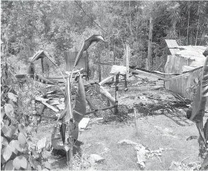  ??  ?? MUSNAH: Kebakaran rumah kayu di Sungai Baron, dekat Sarikei semalam.