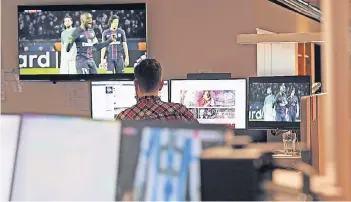  ?? FOTO: DPA ?? Auf dem „Sport Campus“in den WDR-Arkaden in der Kölner Innenstadt gibt es 92 Arbeitsplä­tze. Das Team beliefert die Kanäle Fernsehen und Hörfunk sowie die Online-Redaktion.