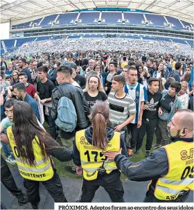  ??  ?? PRÓXIMOS. Adeptos foram ao encontro dos seus ídolos