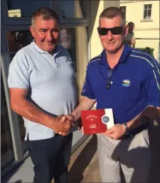 ??  ?? Peadar’s Golf Society Captain Michael McKeown makes a presentati­on to Big House proprietor Anthony McGuinness at the recent Knightsbro­ok Golf Outing.