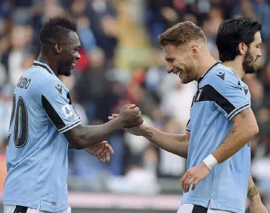  ??  ?? Felipe Caicedo, 31 anni, a sinistra, e Ciro Immobile, 29, autori entrambi di una doppietta Inarrestab­ili