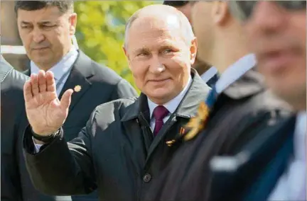  ?? ?? MOSCÚ. El presidente ruso Vladimir Putin saluda al llegar al desfile militar del Día de la Victoria en la Plaza Roja el pasado 9 de mayo.