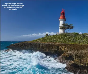  ??  ?? Le phare rouge de l’îlet Gosier balise l’atterrissa­ge sur le Petit Cul-de-Sac
du Marin.