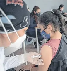  ?? /AFP/GETTY IMAGES ?? Las autoridade­s esperan que las escuelas sean clave en el proceso de vacunación de los niños.