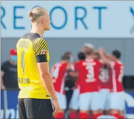  ?? FOTO: EFE ?? Erling Haaland, presencian­do ayer la celebració­n del Friburgo, que ganó al Dortmund