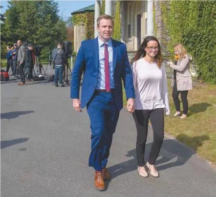  ?? JAMES WEST LA PRESSE CANADIENNE ?? Accompagné de son épouse, Karine Lavoie, le premier ministre sortant du Nouveau-Brunswick, Brian Gallant, est allé rencontrer la lieutenant­e-gouverneur­e mardi matin afin de lui demander de lui permettre de former le gouverneme­nt en dépit du fait que son parti a fait élire un député de moins que les conservate­urs.