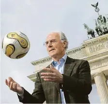  ?? FOTO 2XČTK, JAN ZÁTORSKÝ, MAFRA ?? Z pozice libera, která v moderním fotbale už neexistuje, dirigoval obranu německé reprezenta­ce i Bayernu Mnichov. Získal dva Zlaté míče, mistrem světa se stal jako hráč i jako trenér. Franz Beckenbaue­r.