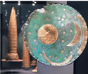  ?? FOTO: DPA ?? Einer der Höhepunkte der Ausstellun­g „Bewegte Zeiten“: die 4000 Jahre alte Himmelssch­eibe von Nebra.
