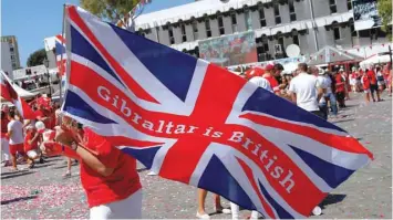 ?? — Reuters ?? A pro-uk protester holds a banner at a rally in Gibraltar, in this file photo.