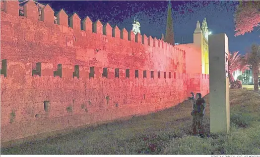  ?? REPORTAJE GRÁFICO: JOSÉ LUIS MONTERO ?? La muralla islámica de Sevilla iluminada de rojo.