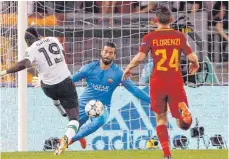  ?? FOTO: DPA ?? Der Anfang vom Ende für Rom: Sadio Mane (links) vom FC Liverpool trifft zum 0:1 gegen Torhüter Alisson und Alessandro Florenzi.