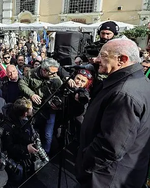  ?? ?? Il film della giornata A sinistra, Vincenzo De Luca arringa la folla dal palco Sopra, l’arrivo con i sindaci della Campania A destra, suona al campanello degli uffici ministeria­li