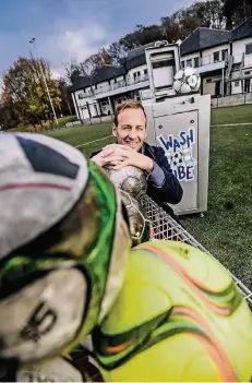  ?? RP-FOTO: ANDREAS BRETZ ?? Ein Mann mit vielen Talenten: Ruben Pogany erfand den WashCube für schmutzige Fußbälle.