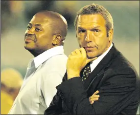  ?? ISITHOMBE NGABE: GALLO IMAGES ?? IMPUKANE ibuyele kwandawo njengoba ikaizer Chiefs ibuyise u-ernst Middendorp ongomunye wabaqeqesh­i asebeke baqeqesha le kilabhu phambilini. Ichiefs ikhombe indlela ugiovanni Solinas nephini lakhe upatrick Mabedi.