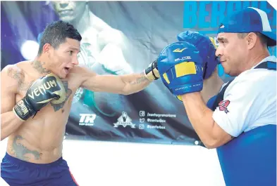  ?? FOTO:CORTESÍA ?? El campeón mundial, durante una sesión de manoplas con su entrenador. /