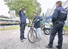  ?? RP-ARCHIVFOTO ?? Neben der Kontrolle gibt die Polizei den Radfahrern auch Tipps, wie sie sich richtig im Straßenver­kehr verhalten sollen.