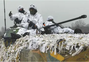  ?? SERGEI SUPINSKY AGENCE FRANCEPRES­SE ?? Des soldats ukrainiens lors d’un exercice militaire, près de la frontière russe