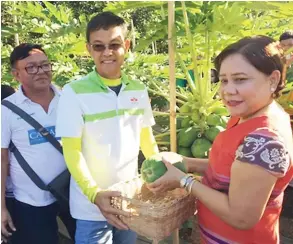  ??  ?? Sen. Cynthia Villar and East-West Seed Project Manager Martin Hinlo welcomed guests and led the ceremonial harvesting at the Pick and Pay activity at the Villar SIPAG Farm School in Bacoor, Cavite.