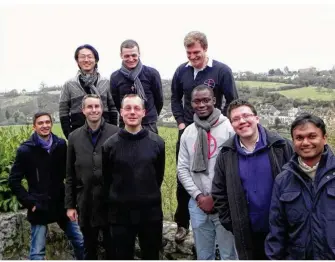  ??  ?? Six séminarist­es ont élu le territoire des Alpes Mancelles pour passer « un week-end au vert » avec l’Abbé Gaëtan et le Père André.