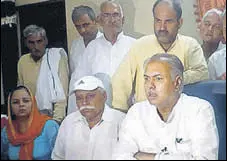  ?? MANOJ DHAKA/HT ?? All India Jat Aarakshan Sangharsh Samiti president Yashpal Malik (right) during a press conference at Jassia village in Rohtak district on Thursday.