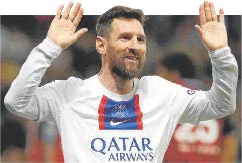  ?? // EFE ?? Leo Messi saluda en los prolegómen­os del último partido del PSG ante el Niza