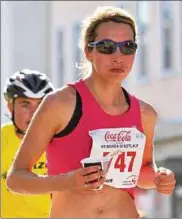  ??  ?? Juliane Bähring aus Lotschen gewann bei den Frauen über die Halbmarath­on-distanz. Foto: Christian Albrecht