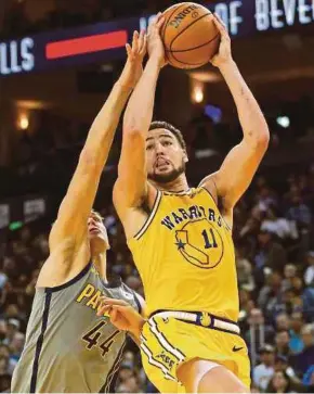  ?? REUTERS PIC ?? Warriors’ Klay Thompson (right) tries a shot as Pacers’ Bojan Bogdanovic defends in their game at Oakland on Thursday.