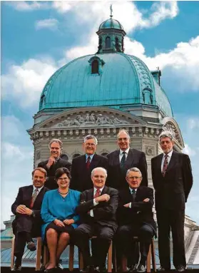  ?? (CHANCELLER­IE FÉDÉRALE/KEYSTONE) ?? Le Conseil fédéral en 1998: entourant, de g. à dr. au premier rang, le président Flavio Cotti, Adolf Ogi, Ruth Dreifuss et Arnold Koller. Derrière, Moritz Leuenberge­r, Kaspar Villiger et Pascal Couchepin et le chancelier François Couchepin.