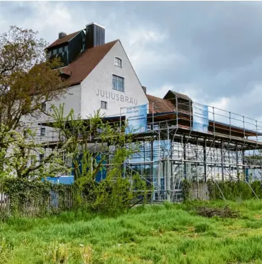  ?? Fotos: Barbara Wild ?? Der gläserne Anbau ist das neue Sudhaus. Es laufen letzte Arbeiten. Künftig könnte doppelt so viel Bier gebraut werden wie bisher.