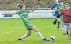  ?? FOTO: PETER HERLE ?? Der SV Alberweile­r (am Ball Jennifer Röding) bekommt es im WFV-Pokal mit Regionalli­gist TSV Neuenstein zu tun.