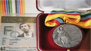  ?? FOTOS (2): CHRISTIAN FREUND ?? In der Ausstellun­g „Tore, Titel und Legenden“im Unteren Schloss in Greiz werden in einer Vitrine Jürgen Bähringers Akkreditie­rung und die Medaille der Olympische­n Spiele in Moskau gezeigt.