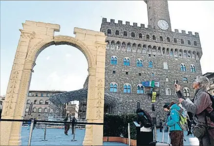  ?? MAURIZIO DEGL INNOCENTI / EFE ?? De Siria a Florencia. Una viandante toma fotos de una reproducci­ón del Arco de Palmira –destruido por el Estado Islámico– instalada para el evento cultural del G-7