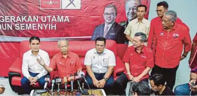  ?? [FOTO ASYRAF HAMZAH/BH] ?? Muhyiddin pada sidang media di Bilik Gerakan Utama PH DUN Semenyih, Hulu Langat, semalam.