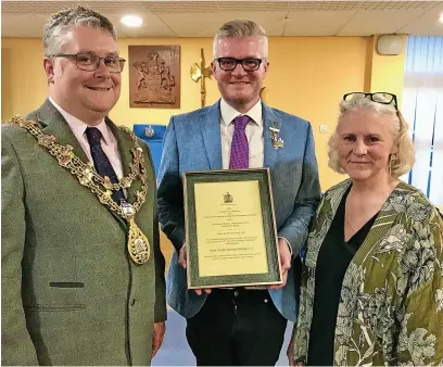  ?? ?? ●●Sean Serridge (centre) collects his Honorary Alderman award from Rossendale mayor Coun Andrew Walmsley and council leader Alyson Barnes.