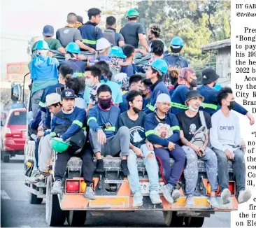  ?? PHOTOGRAPH BY RIO DELUVIO FOR THE DAILY TRIBUNE @tribunephl_rio ?? WITH total disregard for health protocols, these men sit side by side cramped on a waste management truck as they travel along Road 10 in Manila.