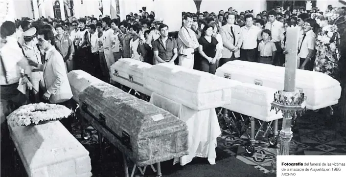  ?? ARCHIVO ?? Fotografía del funeral de las víctimas de la masacre de Alajuelita, en 1986.