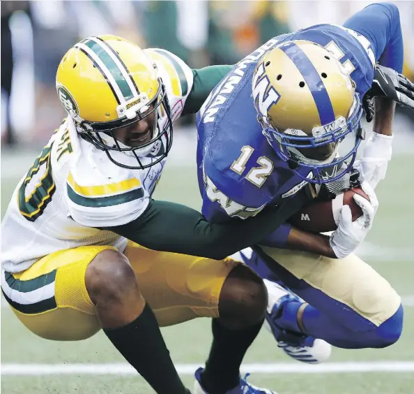  ?? JOHN WOODS/THE CANADIAN PRESS ?? Blue Bombers’ Adarius Bowman scores a touchdown as Eskimos defender Maurice McKnight comes over too late to make the tackle during CFL pre-season action Friday in Winnipeg. The Blue Bombers downed the Eskimos 33-13.