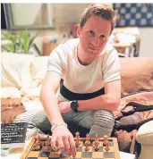  ?? FOTO: BIEBER ?? Jürgen Kaufeld bringt seinen Schülern derzeit vor allem im Internet das Schachspie­len bei.