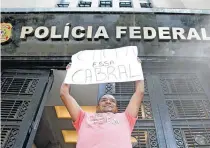  ?? LUIZ ACKERMANN REPRODUÇÃO ?? Homem ergueu cartaz em frente ao prédio da PF: ‘Chupa essa, Cabral’