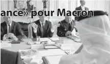  ??  ?? Le prince héritier de l’émirat d’abou Dabi, Mohammed Ben Zayed alnahyane, en compagnie du président français Emmanuel Macron et de son ministre des Affaires étrangères Jean-yves Le Drian