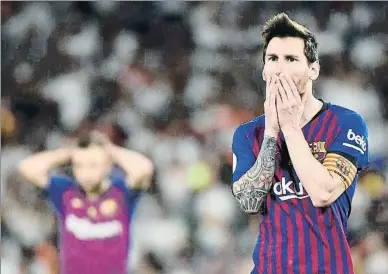  ?? JOSE JORDAN / AFP ?? Lionel Messi lamentándo­se el sábado en el Benito Villamarín