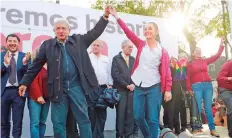  ??  ?? Andrés Manuel López Obrador, acompañado de la aspirante al Gobierno de la CDMX, Claudia Sheinbaum, encabezó un mitin en la delegación Coyoacán.