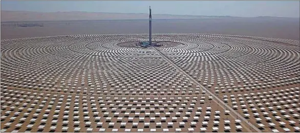  ??  ?? Vue aérienne d’une centrale solaire thermique de 100 MW à Dunhuang, dans le nord-ouest de la Chine.