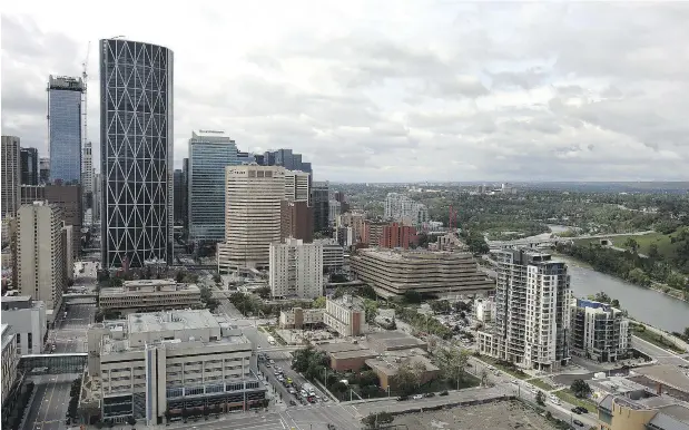  ?? WIL ANDRUSCHAK / CALGARY HERALD ?? Office tower project developers have hit the brakes in Calgary as the oil price crash pushes downtown office vacancy rates ever higher.