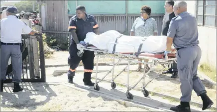  ?? PICURE: BERTRAM MALGAS ?? Pathologis­ts remove the body of a girl which was found in a Wendy house on a property in Montague Village in Lavender Hill.