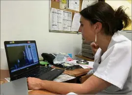  ??  ?? Marie-Eve, neuropsych­ologue, en pleine séance de calcul avec Jean-Marc, un patient.