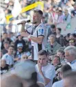  ?? FOTO: ESCOTO ?? Johannes Reichert feiert mit den Fans den Aufstieg in die 3. Liga.