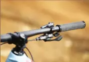  ??  ?? Le guidon large et la potence courte de 50 mm, renforcent cette impression d’évoluer sur un vélo de montagne.