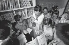  ?? TAN KAIXING / FOR CHINA DAILY ?? Tong Xixi, a writer of children’s books, at a public welfare event to donate books worth 100,000 yuan to a primary school in Gangwei village in Liuzhou, Guangxi Zhuang autonomous region, on May 8.