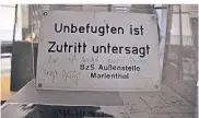  ??  ?? Künstler Joseph Beuys beschrifte­te dieses Schild 1981 bei einer Demo. Nun ist es im Bunker ausgestell­t.